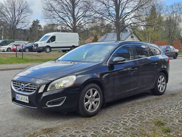 Musta Farmari, Volvo V60 – NIJ-114