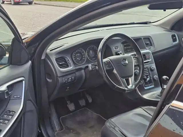 Musta Farmari, Volvo V60 – NIJ-114