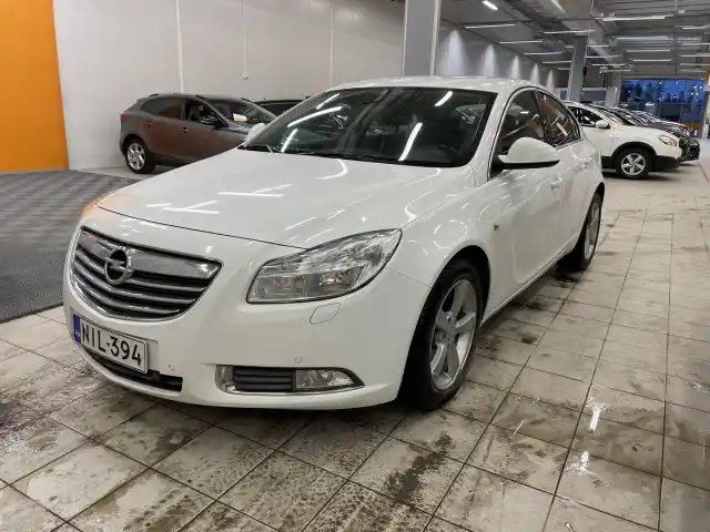 Valkoinen Viistoperä, Opel Insignia – NIL-394