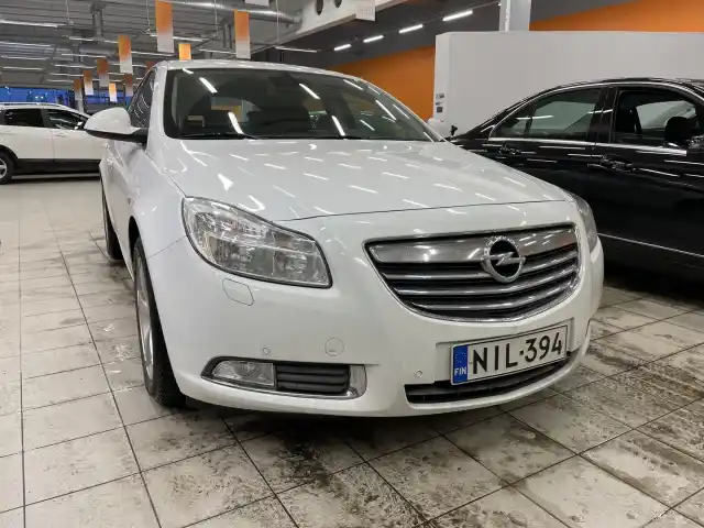 Valkoinen Viistoperä, Opel Insignia – NIL-394