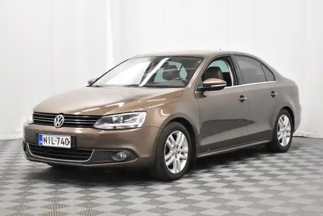 Ruskea Sedan, Volkswagen Jetta – NIL-740