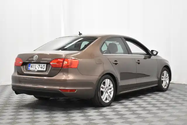 Ruskea Sedan, Volkswagen Jetta – NIL-740