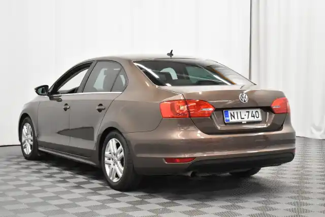 Ruskea Sedan, Volkswagen Jetta – NIL-740