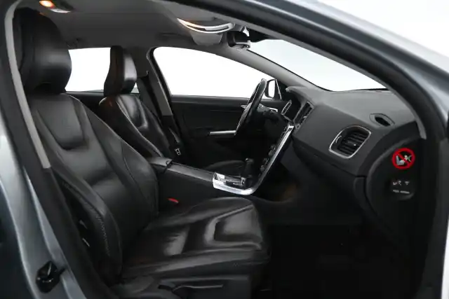 Harmaa Farmari, Volvo V60 – NIM-817