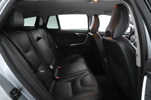 Harmaa Farmari, Volvo V60 – NIM-817