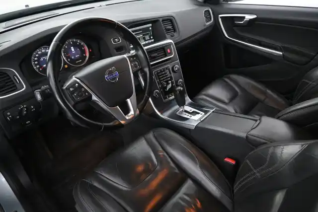 Harmaa Farmari, Volvo V60 – NIM-817