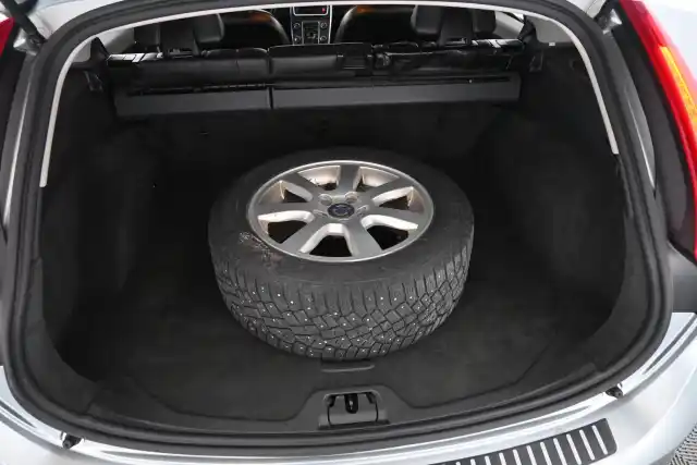 Harmaa Farmari, Volvo V60 – NIM-817