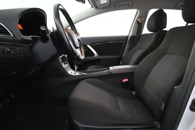 Hopea Farmari, Toyota Avensis – NIO-485