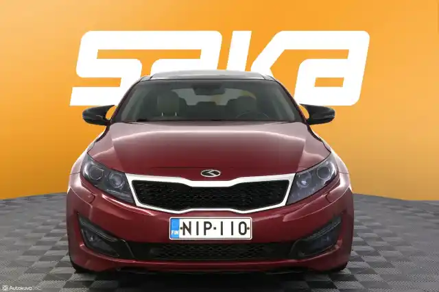 Punainen Sedan, Kia Optima – NIP-110