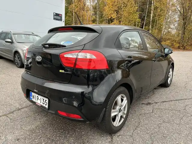 Musta Viistoperä, Kia Rio – NIP-135