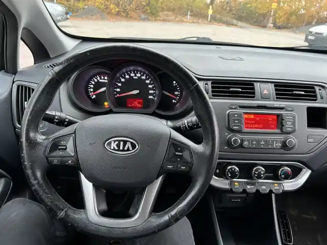 Musta Viistoperä, Kia Rio – NIP-135