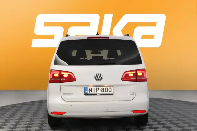 Valkoinen Tila-auto, Volkswagen Touran – NIP-800