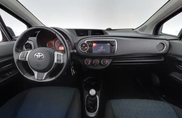 Punainen Viistoperä, Toyota Yaris – NIR-402