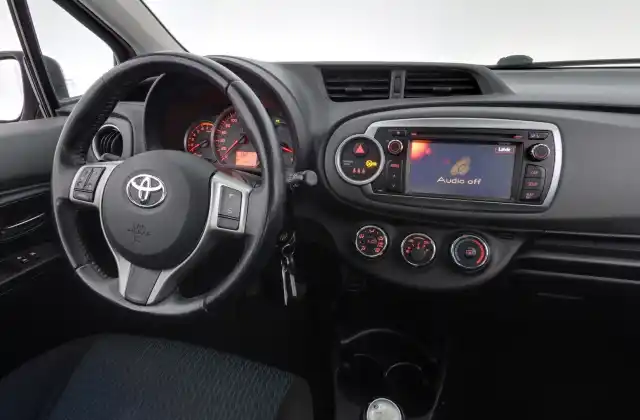 Punainen Viistoperä, Toyota Yaris – NIR-402