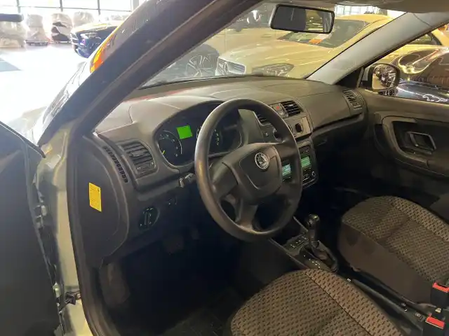 Vihreä Farmari, Skoda Fabia – NIS-380