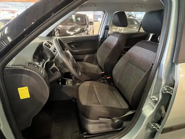 Vihreä Farmari, Skoda Fabia – NIS-380