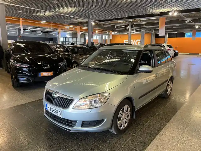 Vihreä Farmari, Skoda Fabia – NIS-380