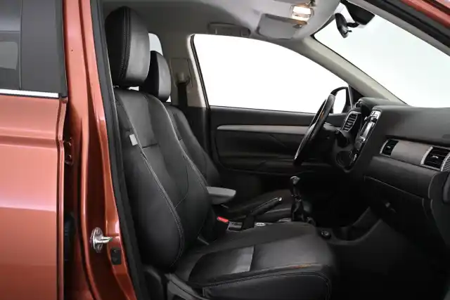 Ruskea (beige) Farmari, Mitsubishi Outlander – NIS-683