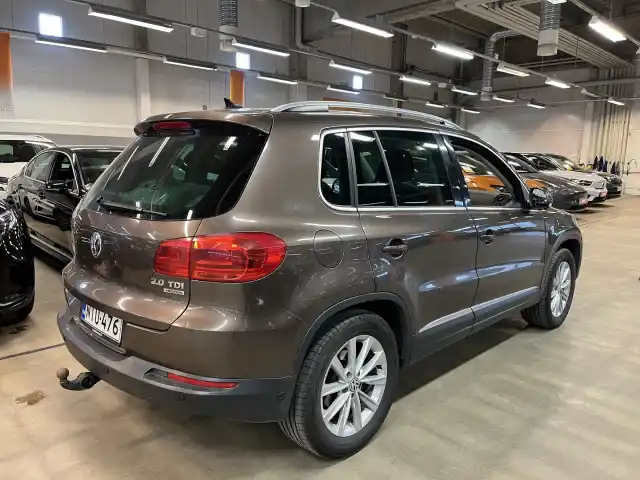 Ruskea Maastoauto, Volkswagen Tiguan – NIU-476