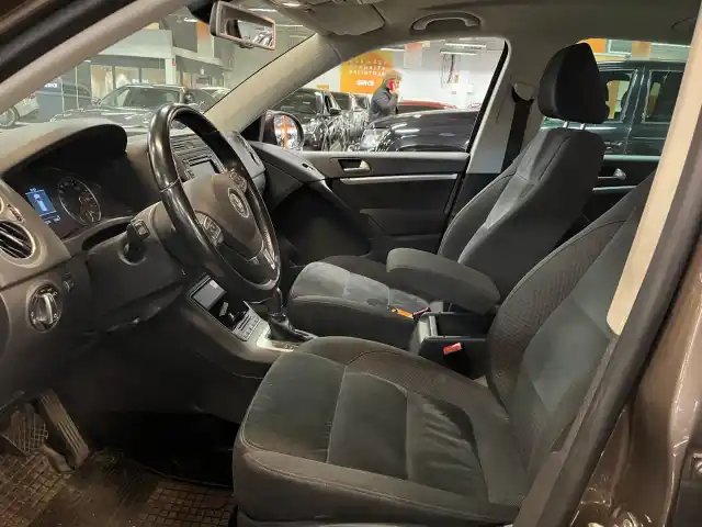 Ruskea Maastoauto, Volkswagen Tiguan – NIU-476