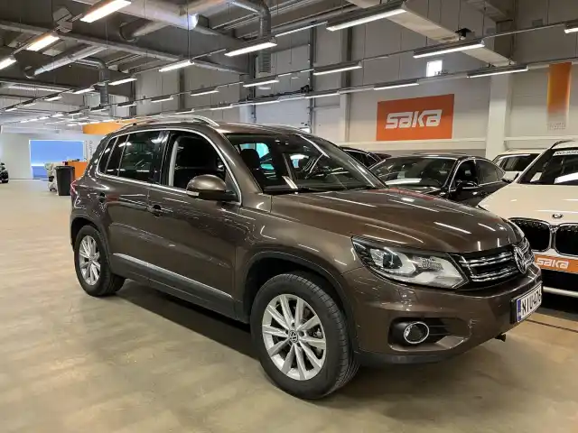 Ruskea Maastoauto, Volkswagen Tiguan – NIU-476