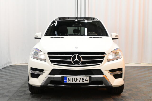 Valkoinen Maastoauto, Mercedes-Benz ML – NIU-784
