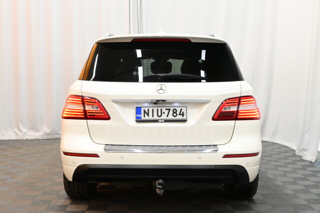 Valkoinen Maastoauto, Mercedes-Benz ML – NIU-784