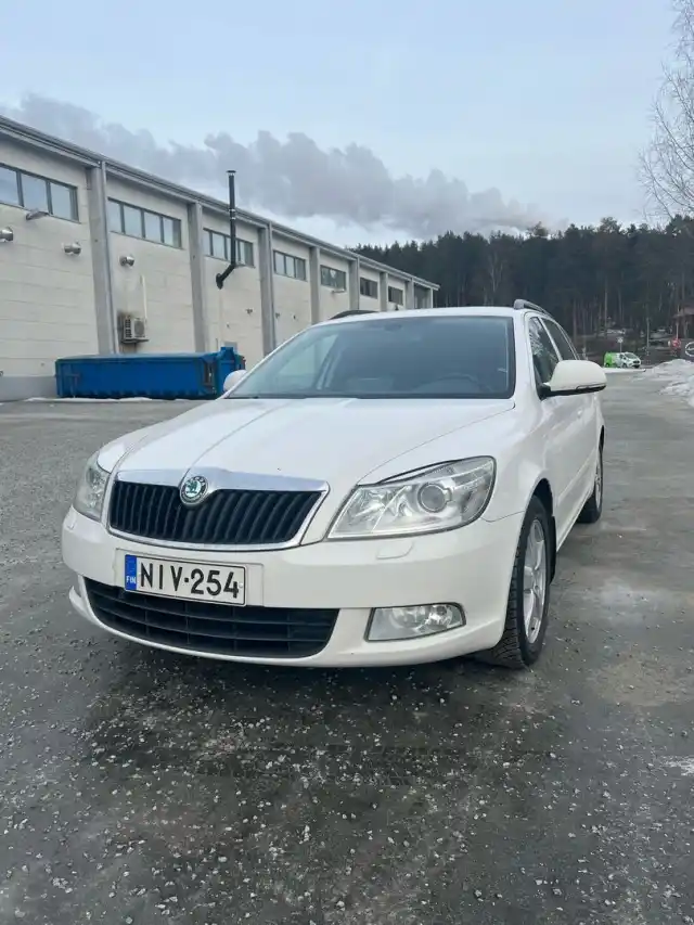 Valkoinen Farmari, Skoda Octavia – NIV-254