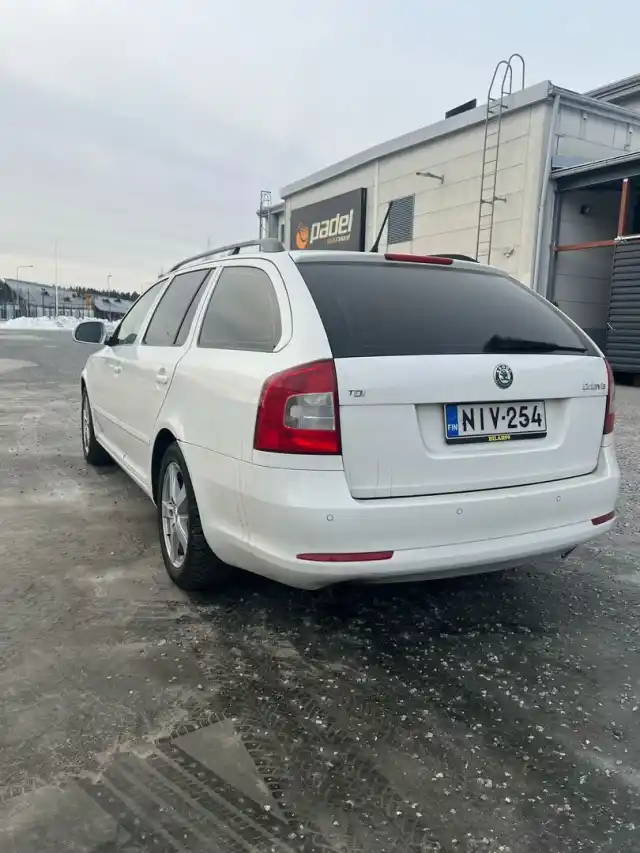Valkoinen Farmari, Skoda Octavia – NIV-254