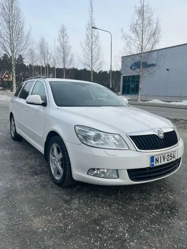 Valkoinen Farmari, Skoda Octavia – NIV-254