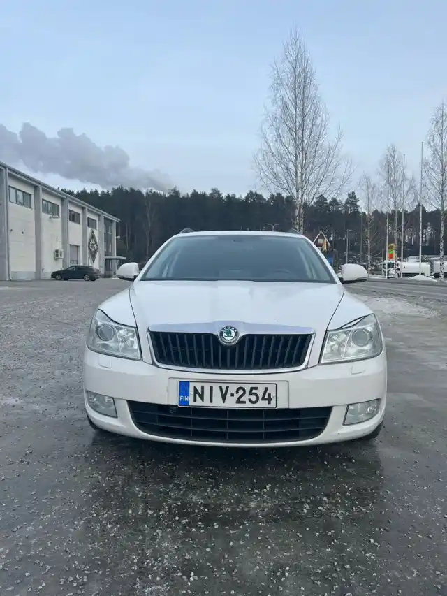 Valkoinen Farmari, Skoda Octavia – NIV-254
