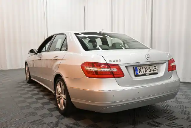 Harmaa Sedan, Mercedes-Benz E – NIX-543