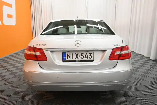 Harmaa Sedan, Mercedes-Benz E – NIX-543