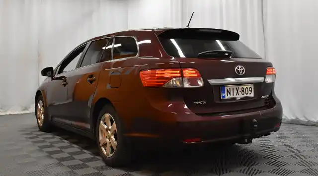 Punainen Farmari, Toyota Avensis – NIX-809