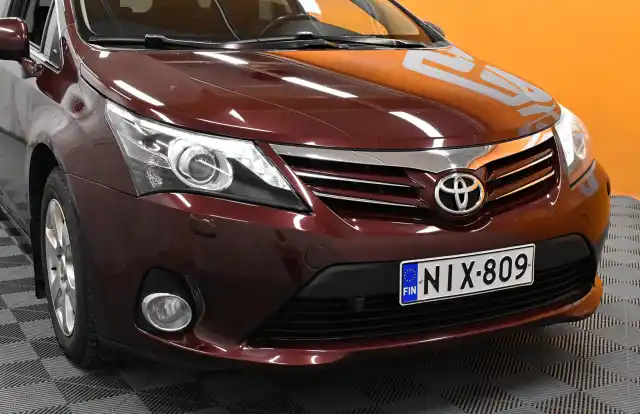 Punainen Farmari, Toyota Avensis – NIX-809