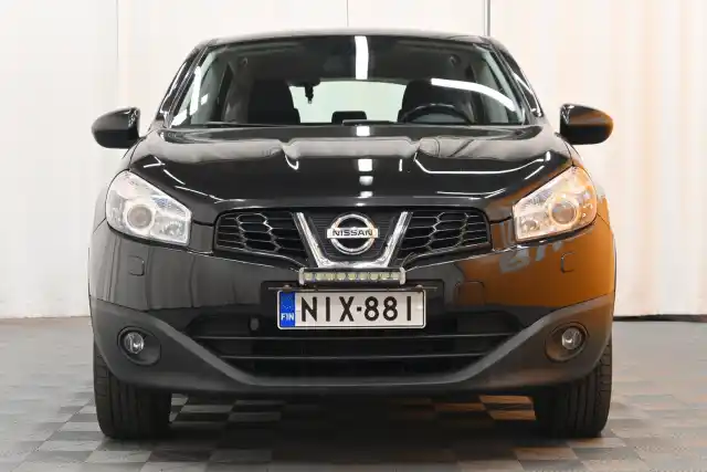 Musta Maastoauto, Nissan Qashqai – NIX-881