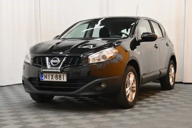 Musta Maastoauto, Nissan Qashqai – NIX-881