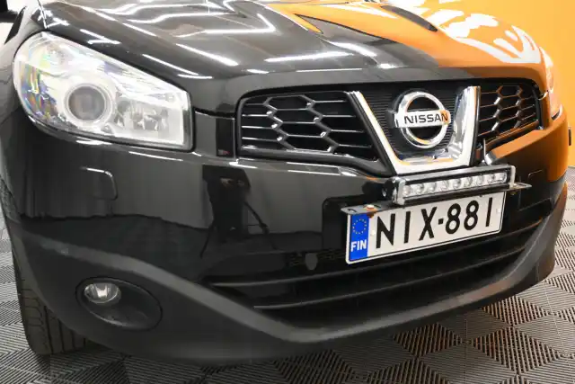 Musta Maastoauto, Nissan Qashqai – NIX-881