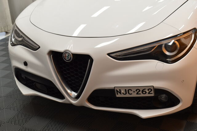 Valkoinen Maastoauto, Alfa Romeo Stelvio – NJC-262