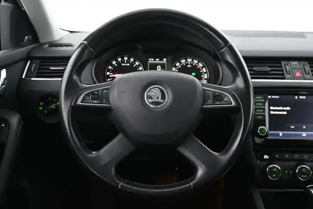 Ruskea Viistoperä, Skoda Octavia – NJE-186