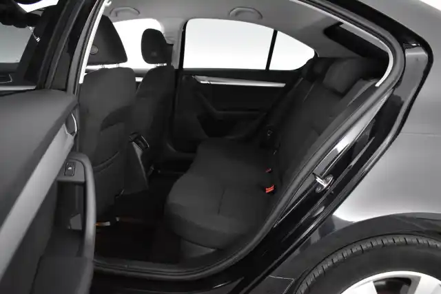 Musta Viistoperä, Skoda Octavia – NJE-222