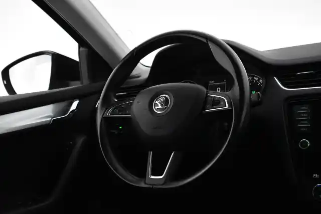 Musta Viistoperä, Skoda Octavia – NJE-222