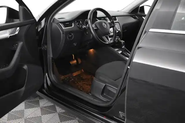 Musta Viistoperä, Skoda Octavia – NJE-222