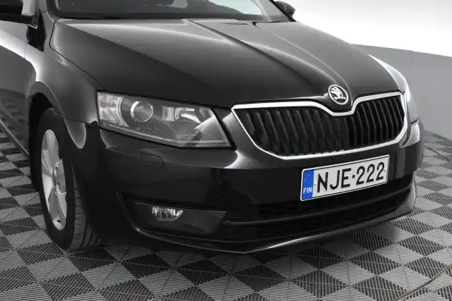 Musta Viistoperä, Skoda Octavia – NJE-222