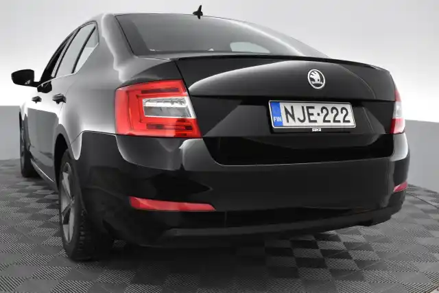 Musta Viistoperä, Skoda Octavia – NJE-222