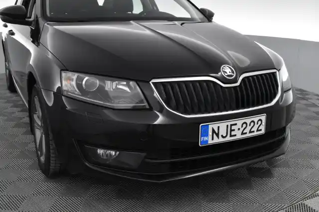 Musta Viistoperä, Skoda Octavia – NJE-222