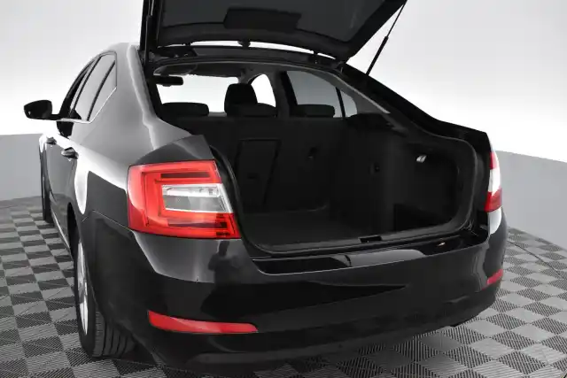 Musta Viistoperä, Skoda Octavia – NJE-222