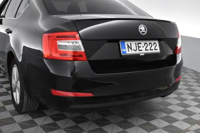 Musta Viistoperä, Skoda Octavia – NJE-222