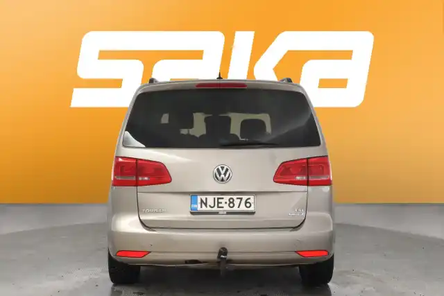 Ruskea (beige) Tila-auto, Volkswagen Touran – NJE-876