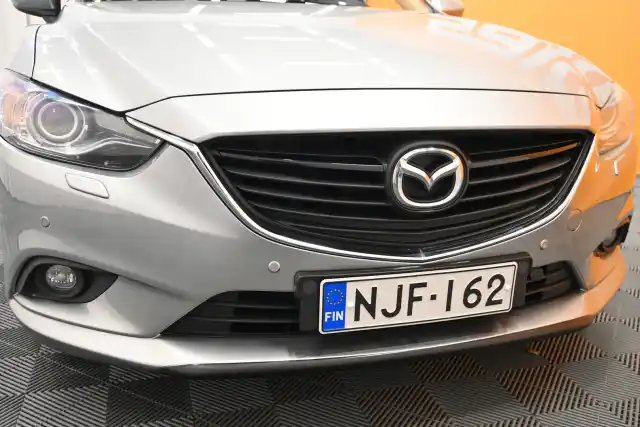 Harmaa Sedan, Mazda 6 – NJF-162